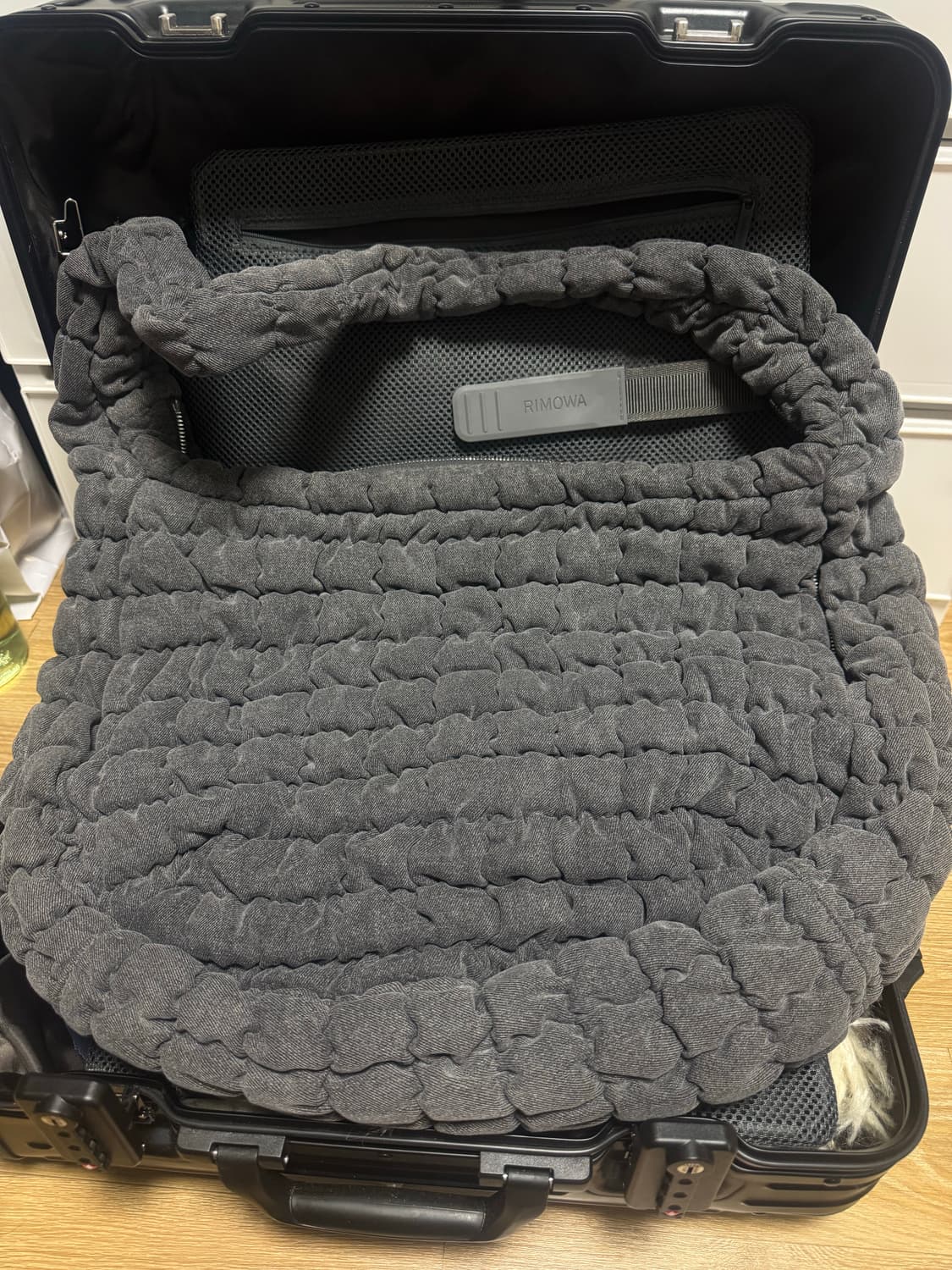 COS 코스 오버사이즈 왕 구름백 퀄티드 숄더 가방 블랙 상품이미지2