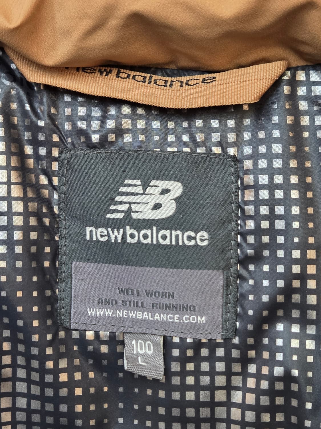 뉴발란스 블랙 패딩 사이즈는 100입니다. 충전재는 거위털이라서 엄청 따 상품이미지5