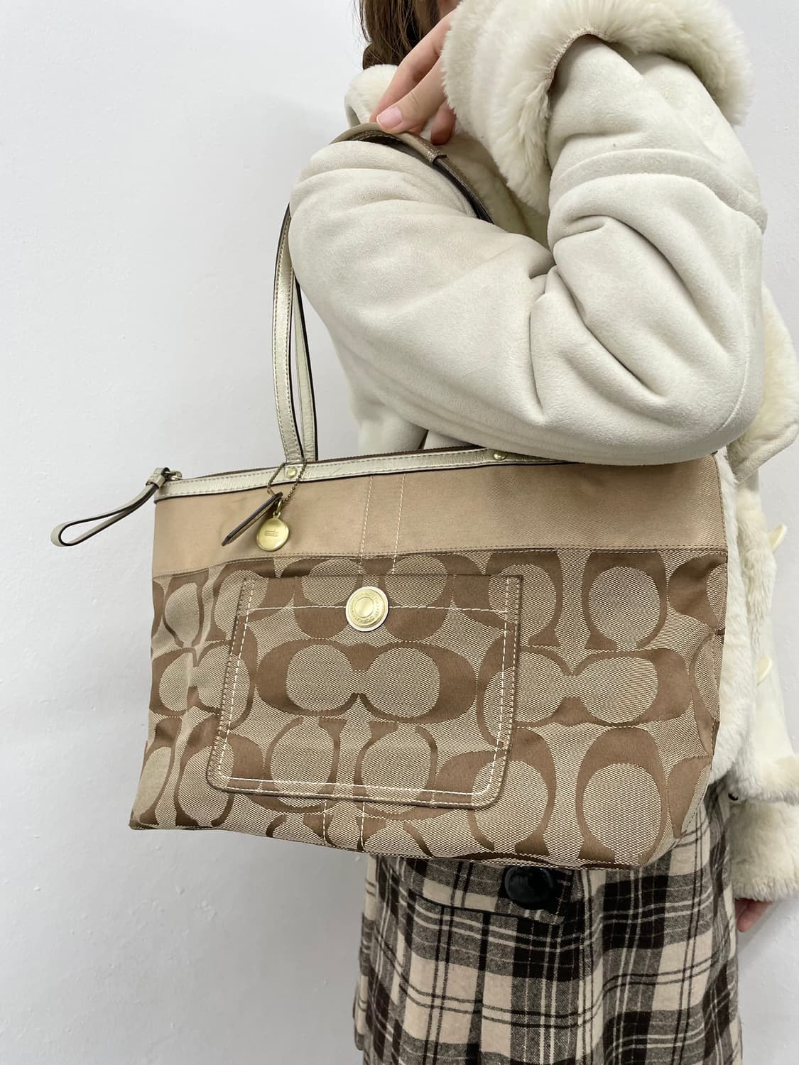 코치 시그니처 자카드 숄더백  상품이미지2