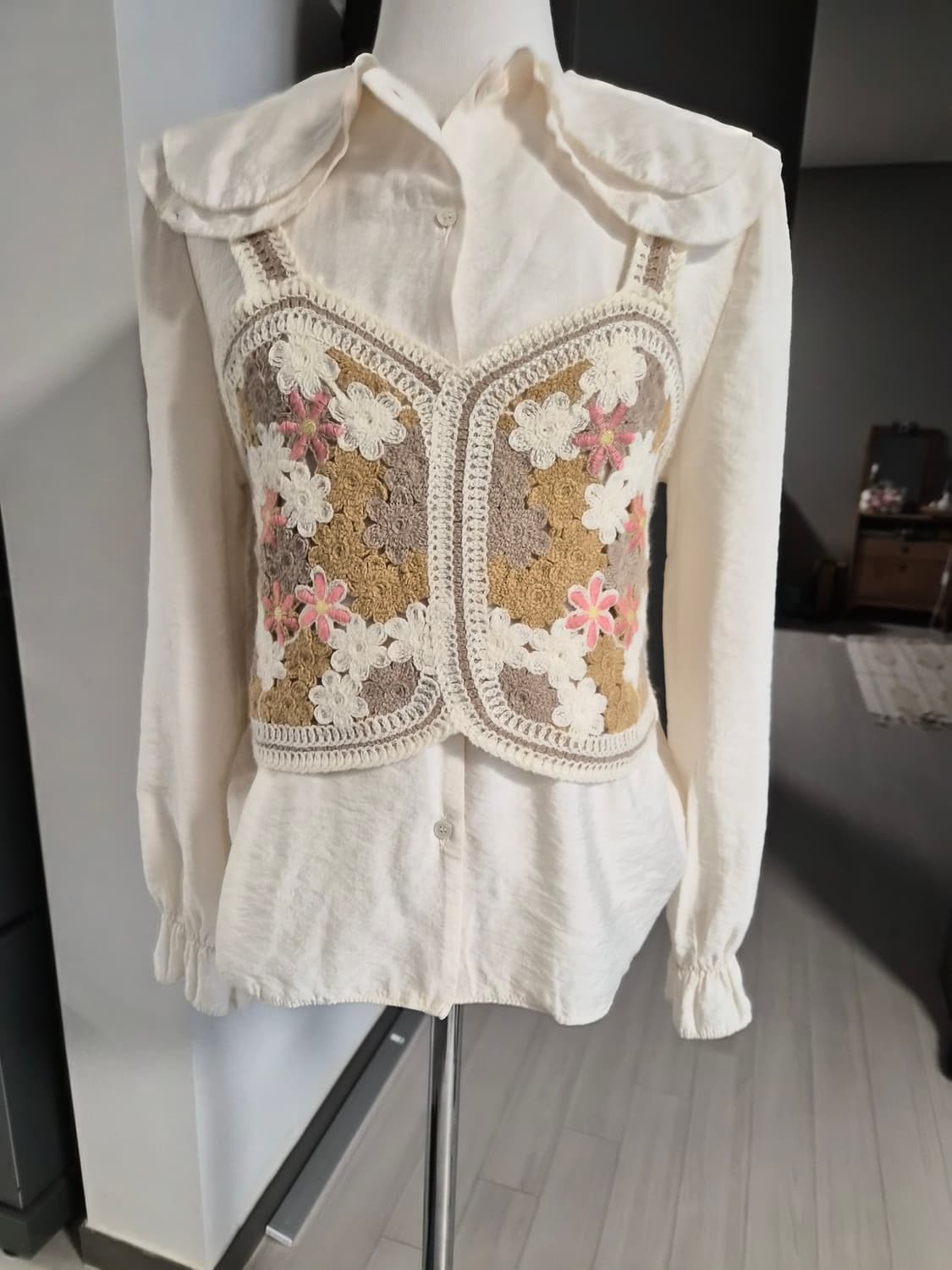 [새상품 ]로맨틱 입체 플라워 자수 크로셰 조끼 & 빅카라 블라우스 상품이미지1