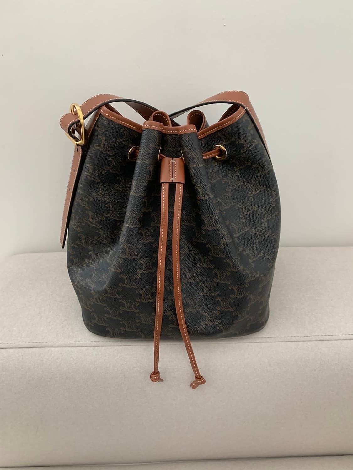 셀린느 드로우 스트링백 미듐 상품이미지2