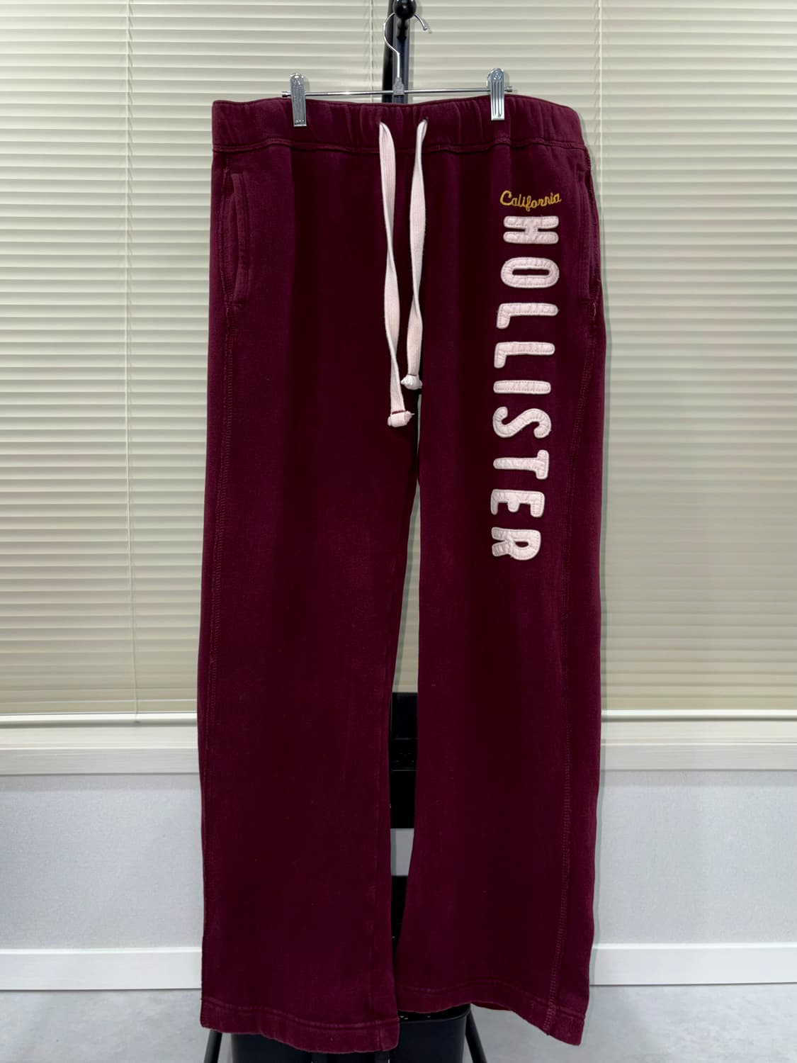 Hollister 버건디 로고 스웻팬츠 상품이미지1