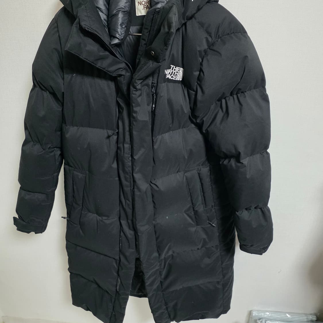 [L/100] 노스페이스 자수 로고 후드 롱패딩 블랙 (상태 우수) 상품이미지1