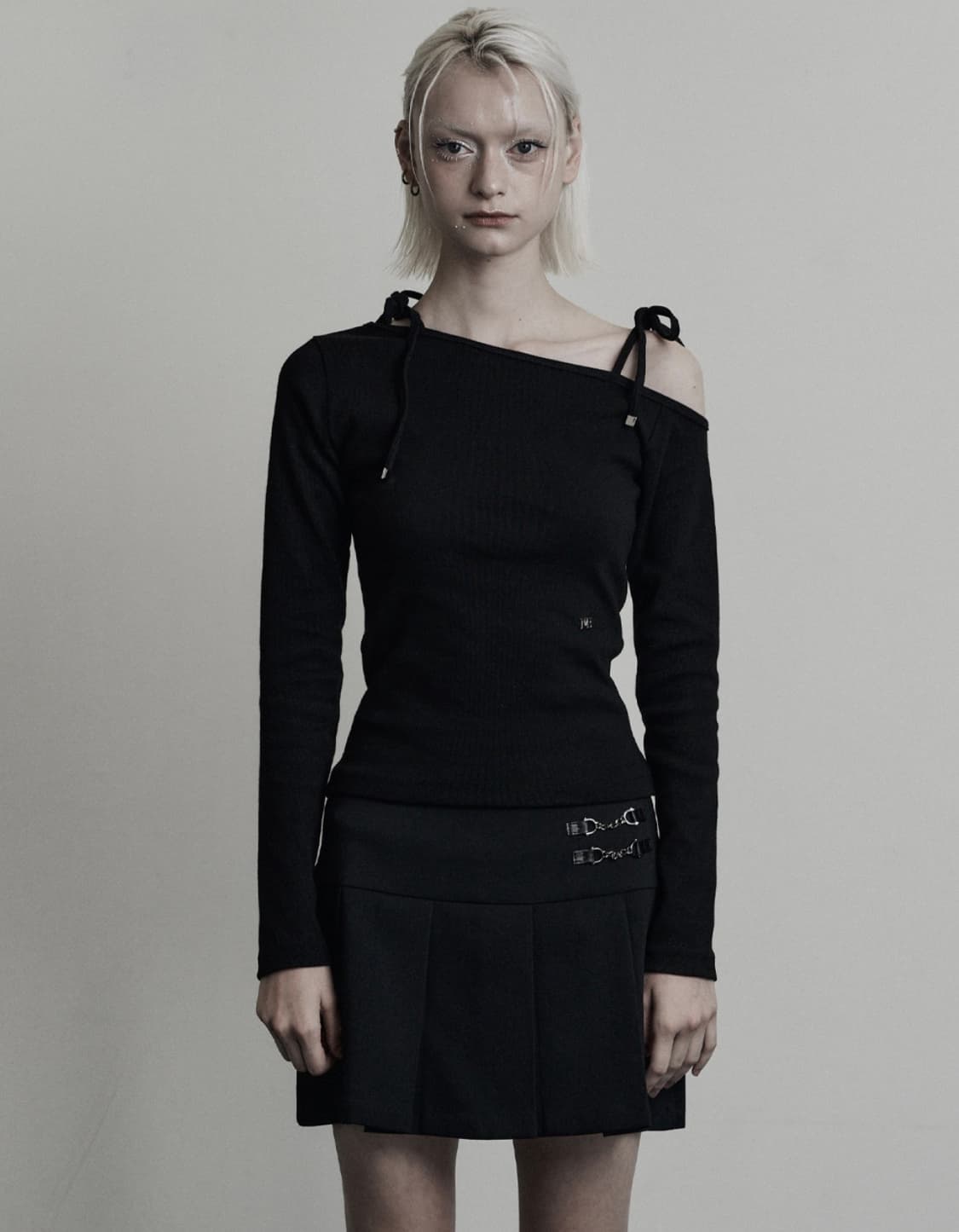 므넴 자체제작 원숄더 스트랩 탑 상품이미지1