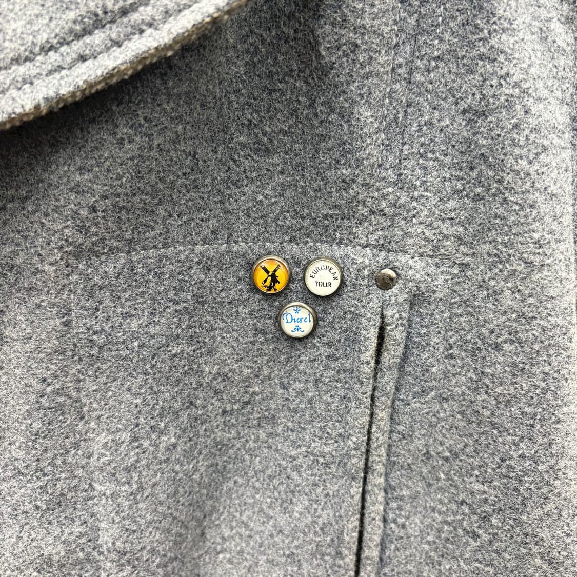 디젤 싱글 하프 코트 지퍼 포켓 핀 배지 장식 디테일 레귤러핏 그레이 상품이미지6