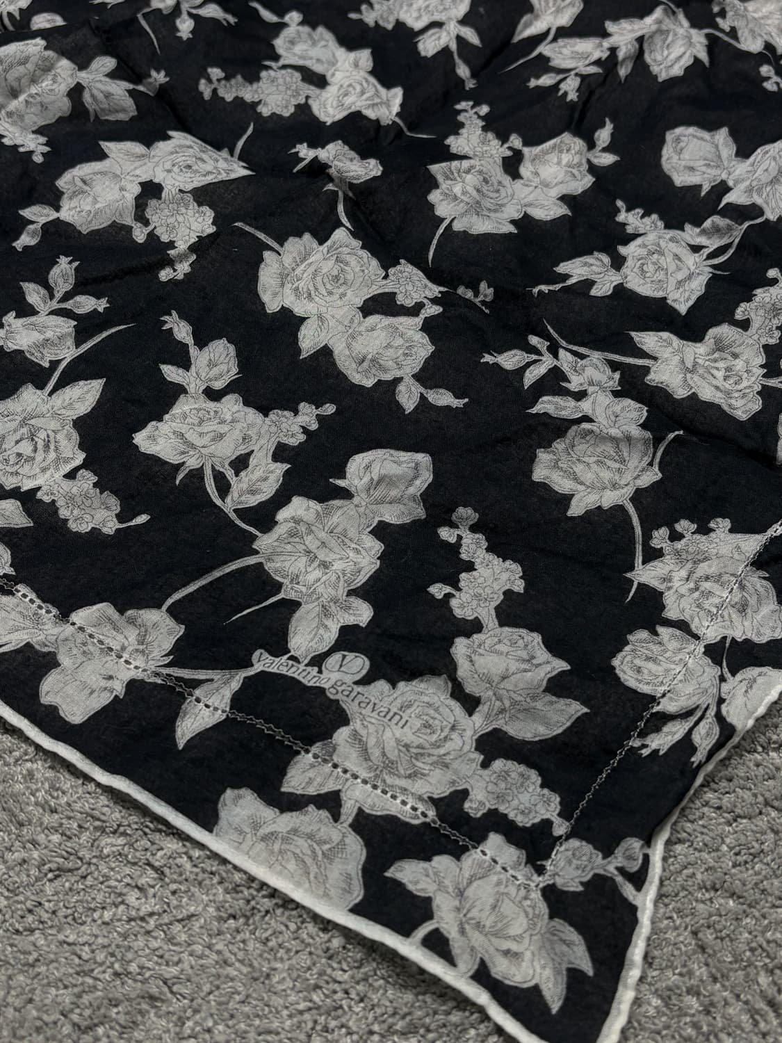 Valentino roses black&white Handkerchief 상품이미지2