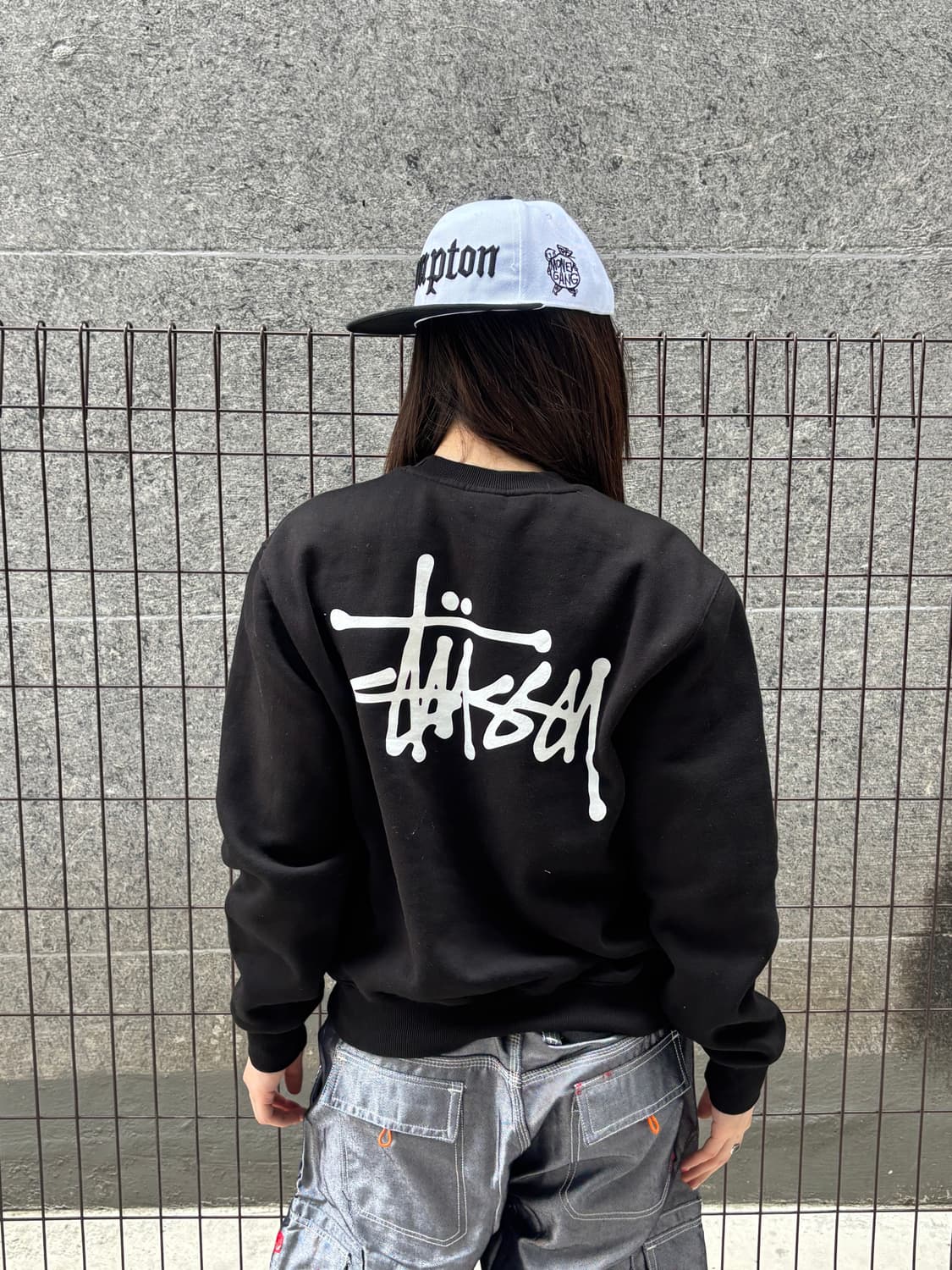 스투시 블랙 백로고 맨투맨 상품이미지4