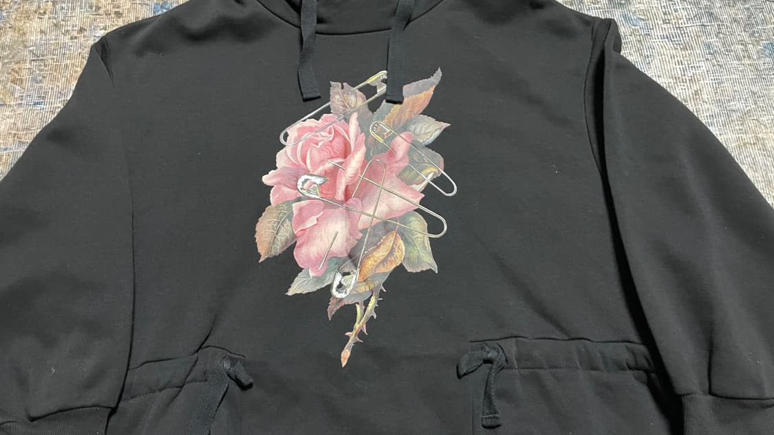 JPN 2021 스트릿 GU x 언더커버 장미 세이프티핀 호버핏 후드티 상품이미지6