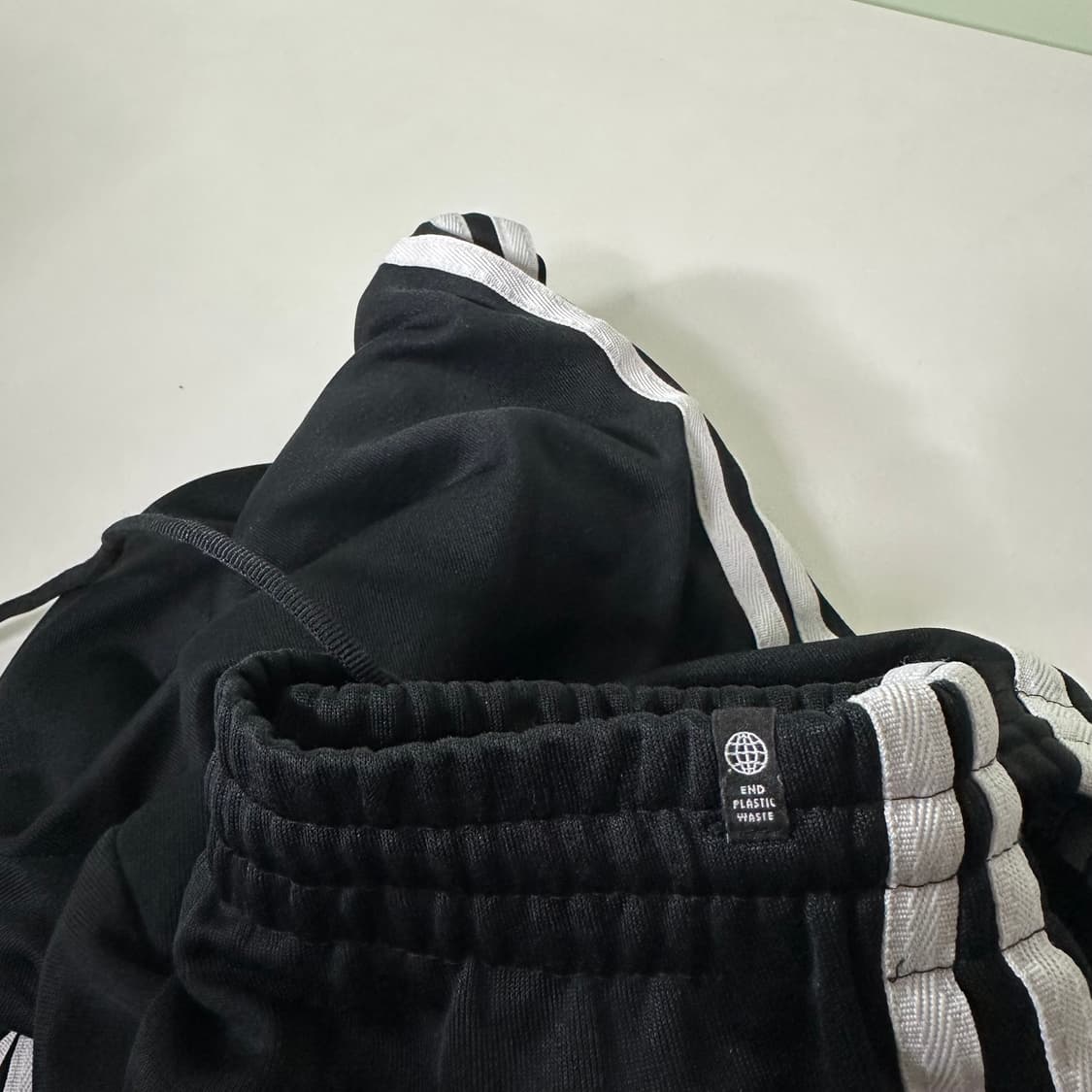 M 아디다스오리지날 레귤러핏 삼선사이드 져지재질 조거팬츠 상품이미지6