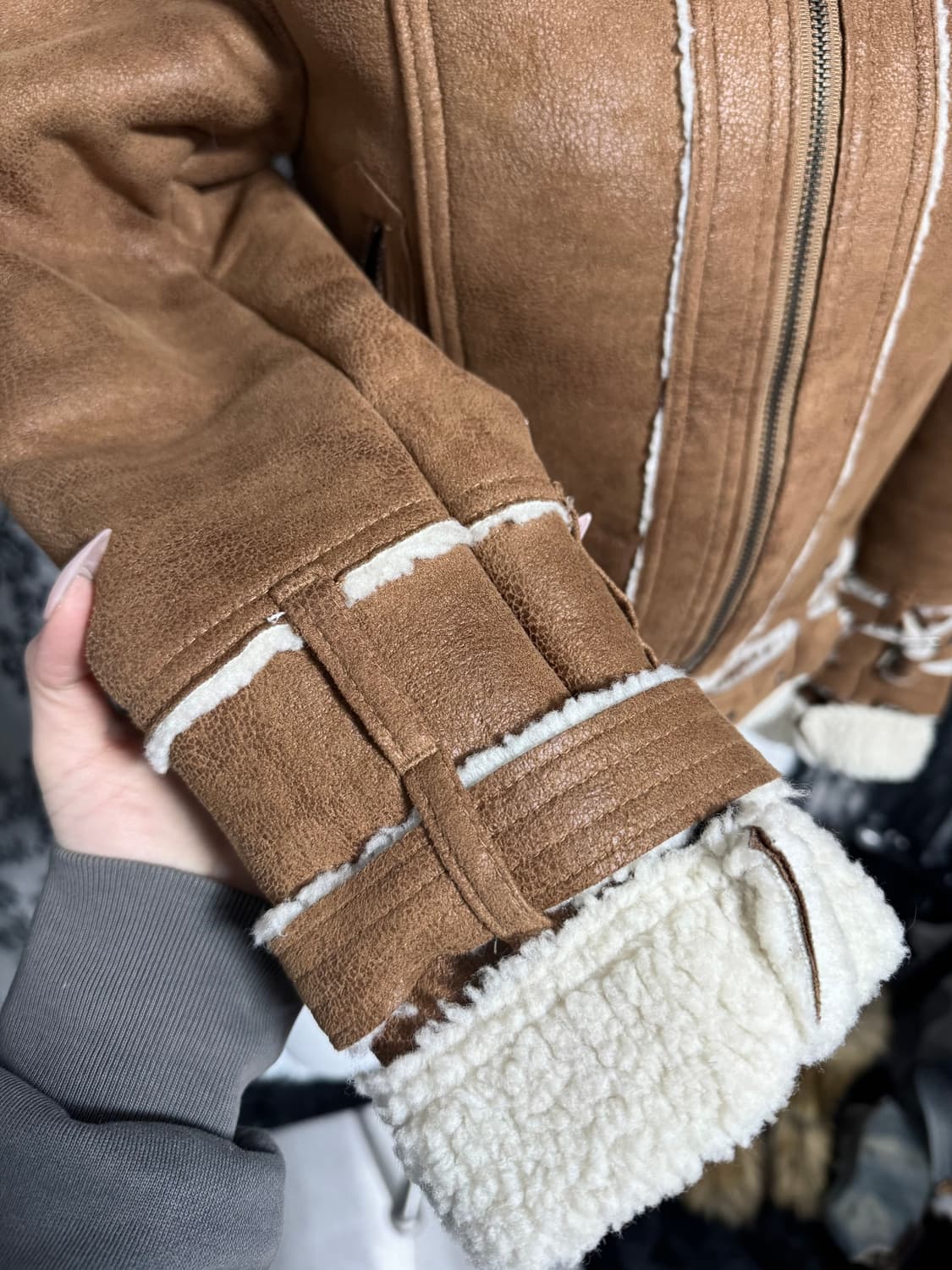 High-Neck Buckle Shearling Jacket 상품이미지4