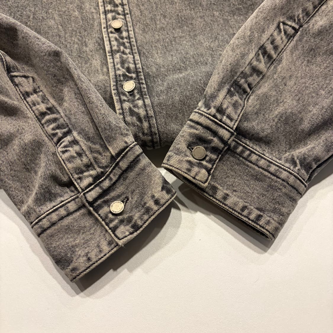 [48] 19FW 솔리드옴므 워싱 데님 셔츠 C656 상품이미지6