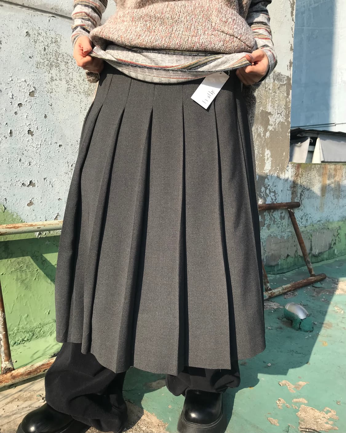 그레이 플리츠 롱 스커트 상품이미지1