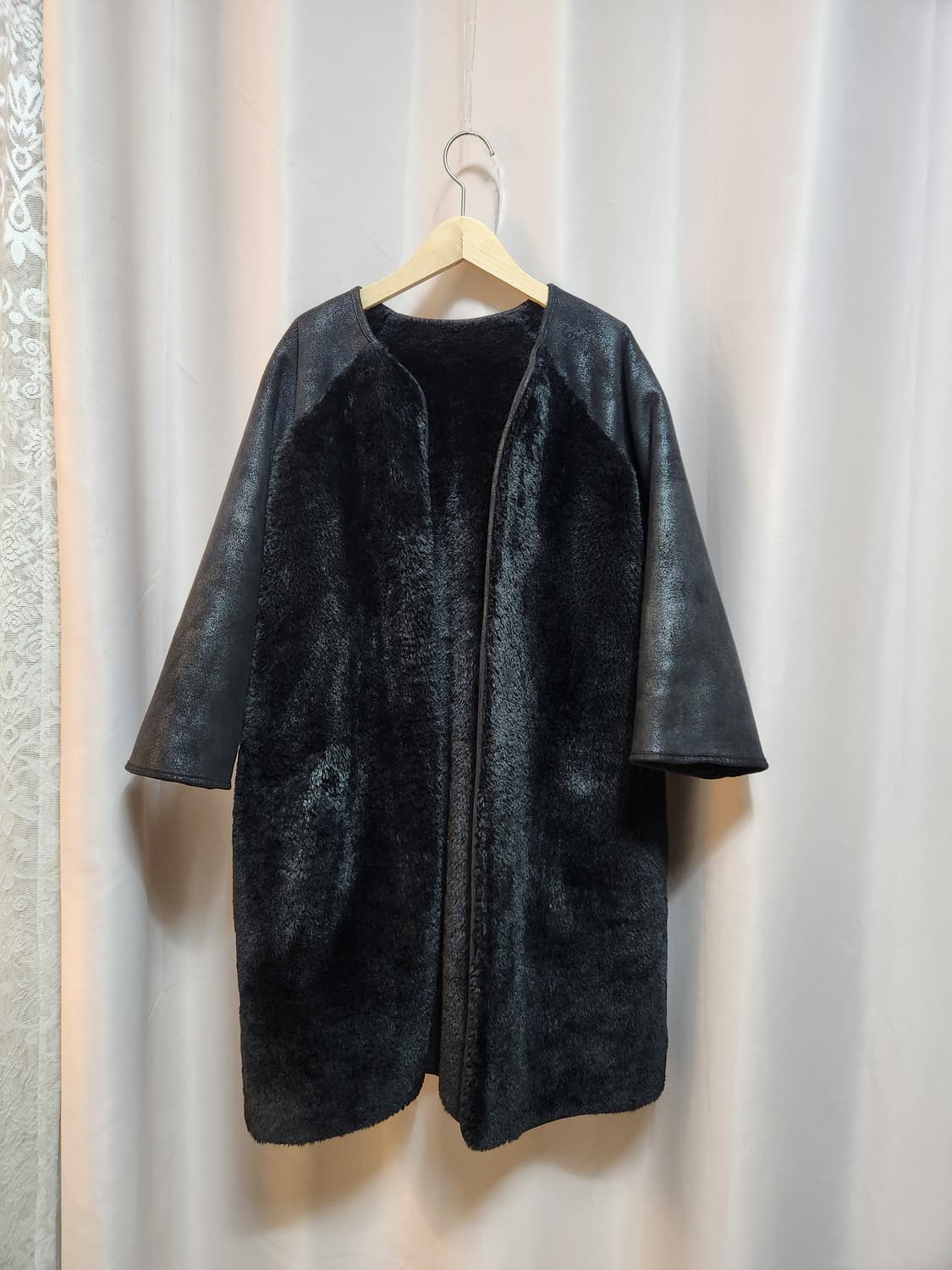 LIBERZEN 블랙 무스탕  코트 상품이미지1