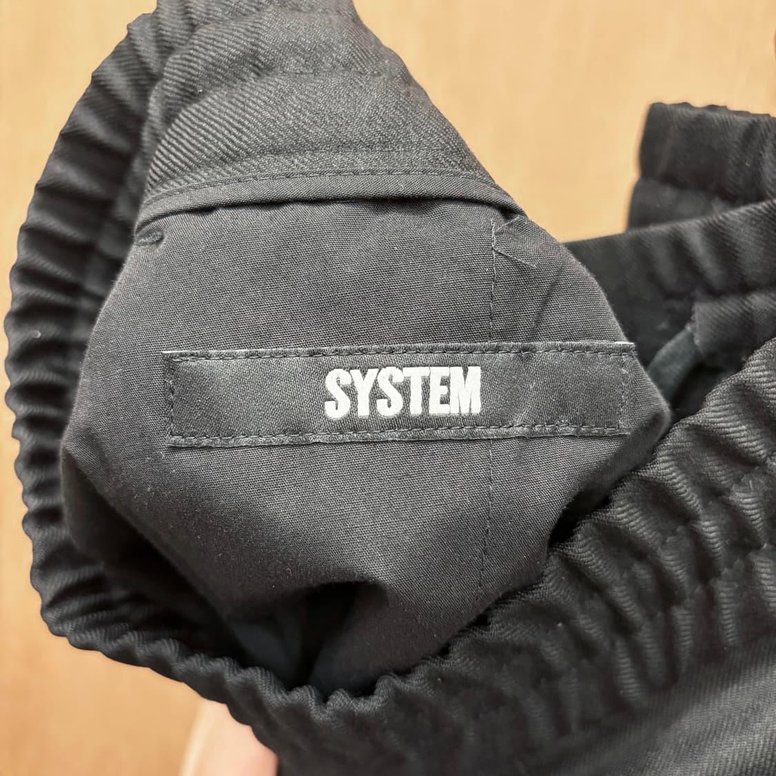 시스템 슬랙스 팬츠 허리 밴딩 사각 포켓 밑단 롤업 마감 디테일 블랙 상품이미지6