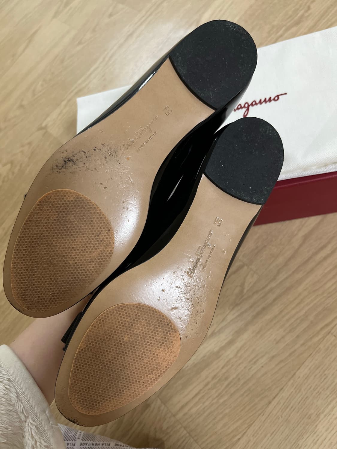 페라가모 바리나 플랫슈즈 블랙 230 유광 상품이미지4