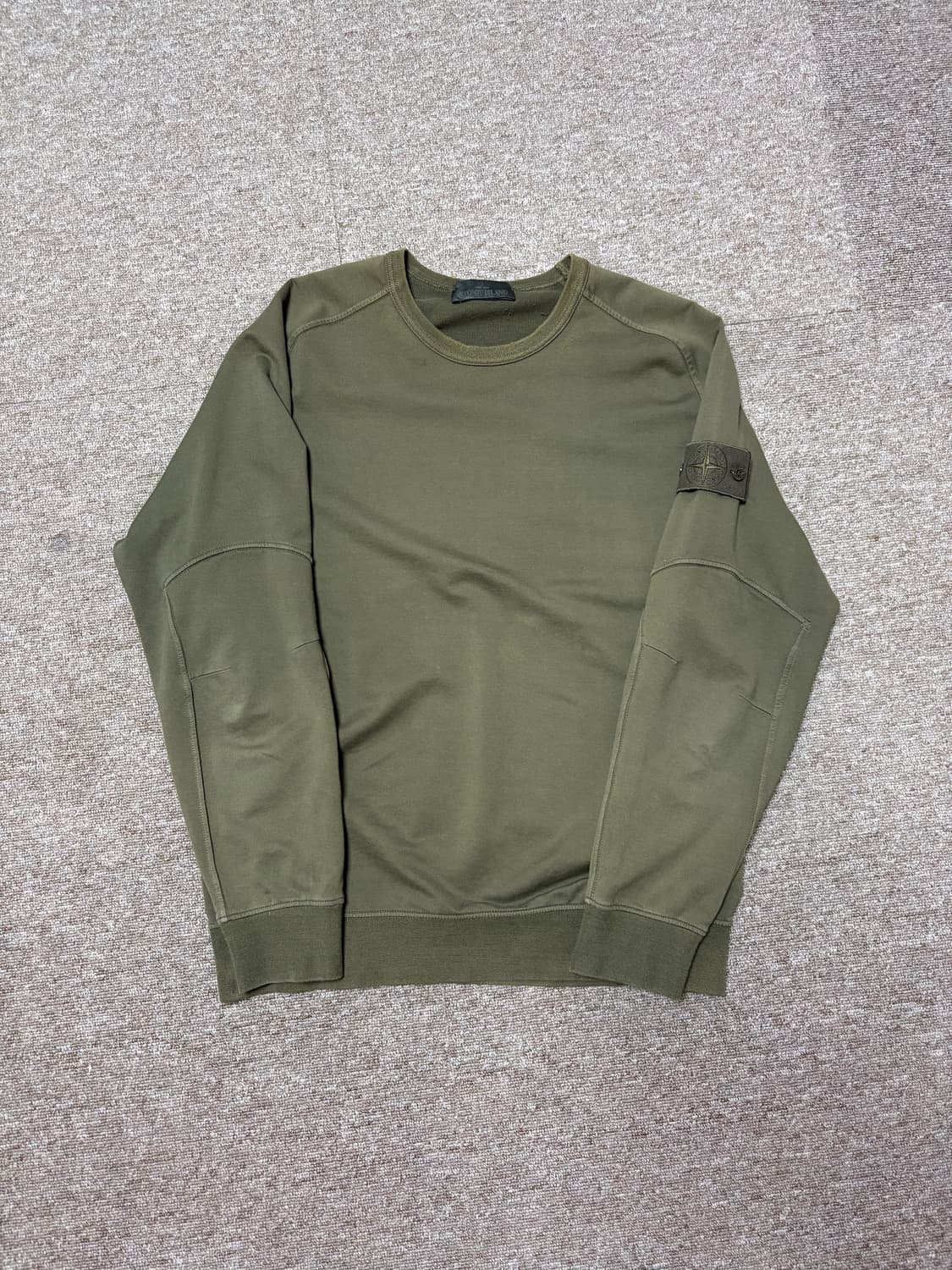 스톤아일랜드 고스트피스 카키 맨투맨 상품이미지1