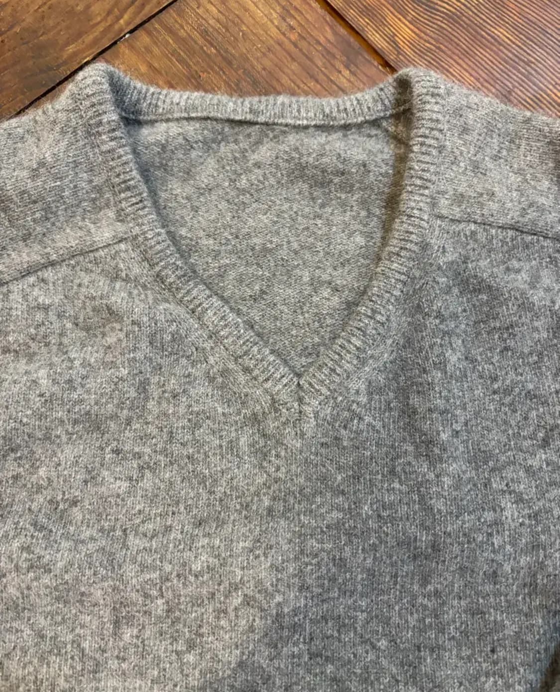 아모멘토 라쿤 브이넥 니트 차콜 그레이 M 상품이미지4