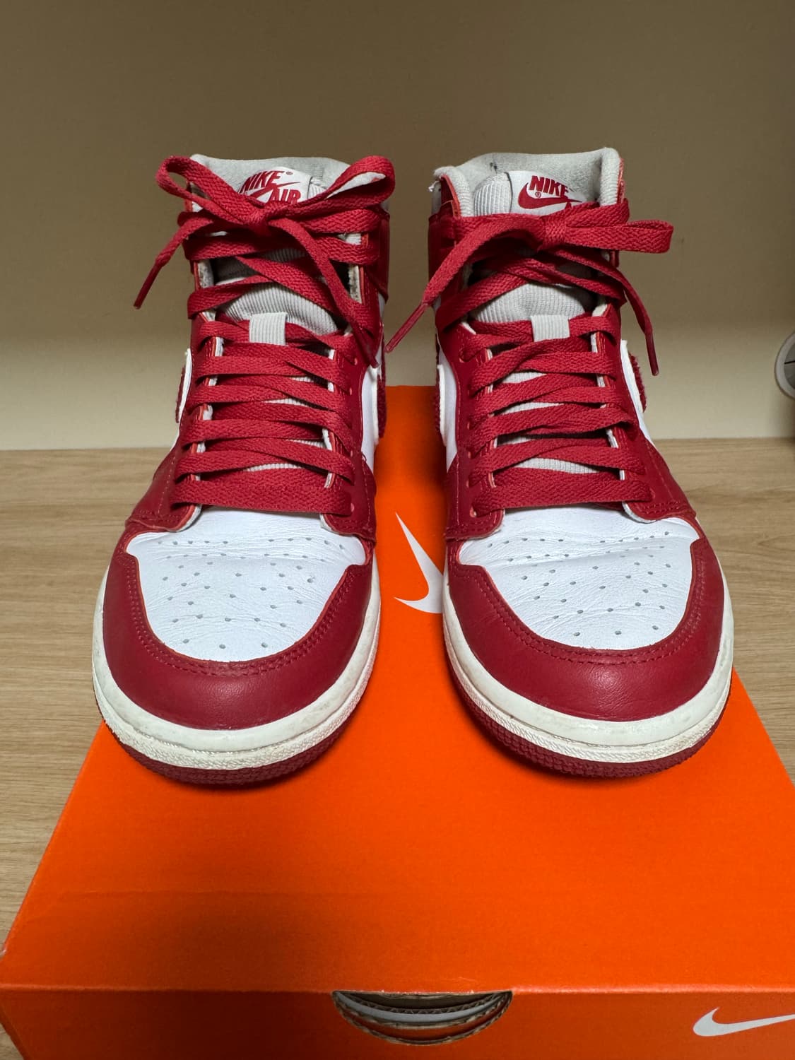 나이키 조던 1 레트로 하이 OG 바시티 레드 245 거의 새재품 상품이미지3