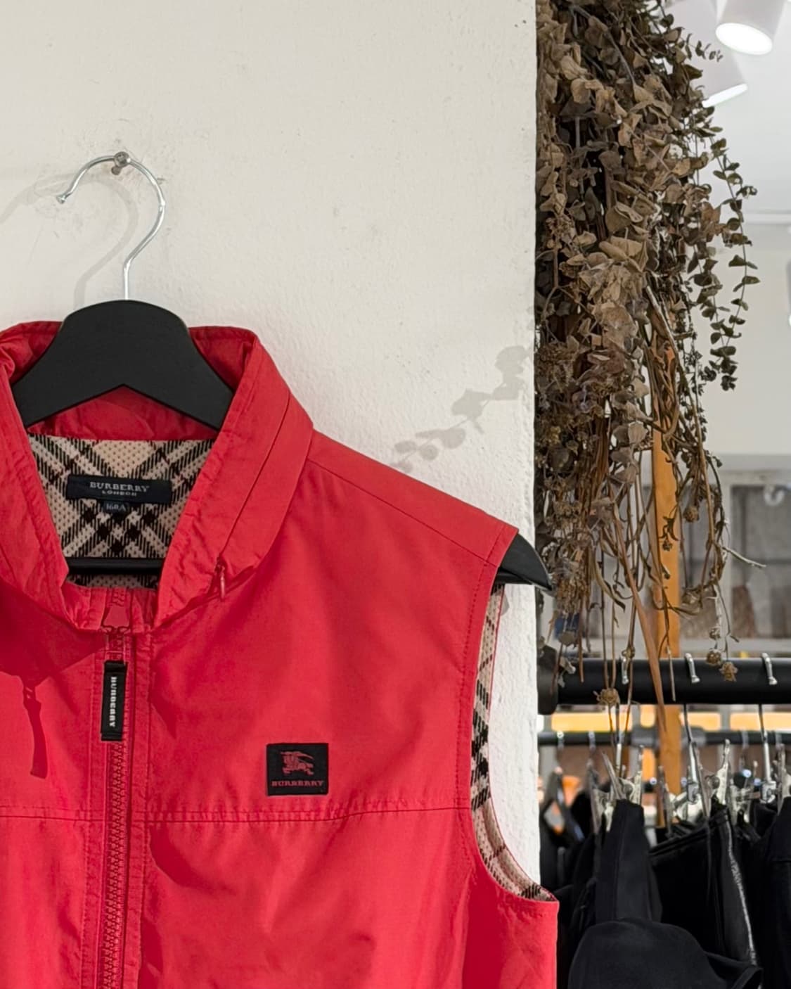 버버리 레드 클래식 나일론 슬리브리스 상품이미지3