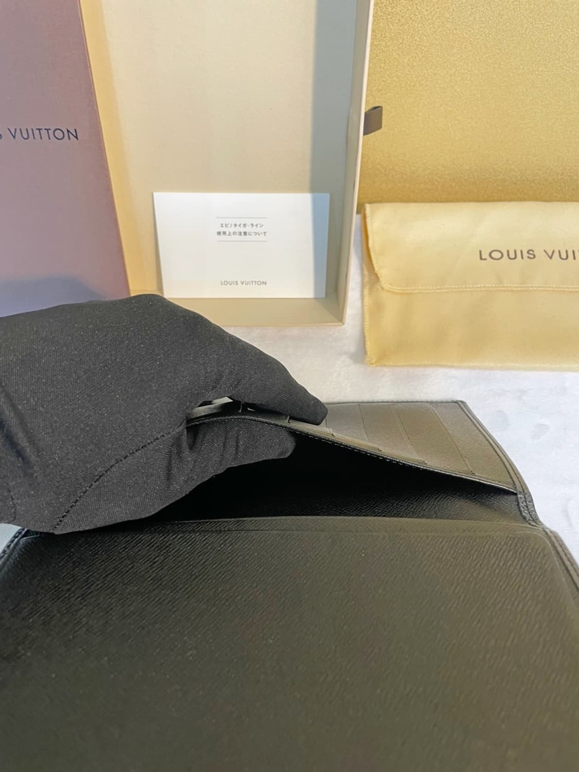 루이비통 타이가 여권장지갑 상품이미지9