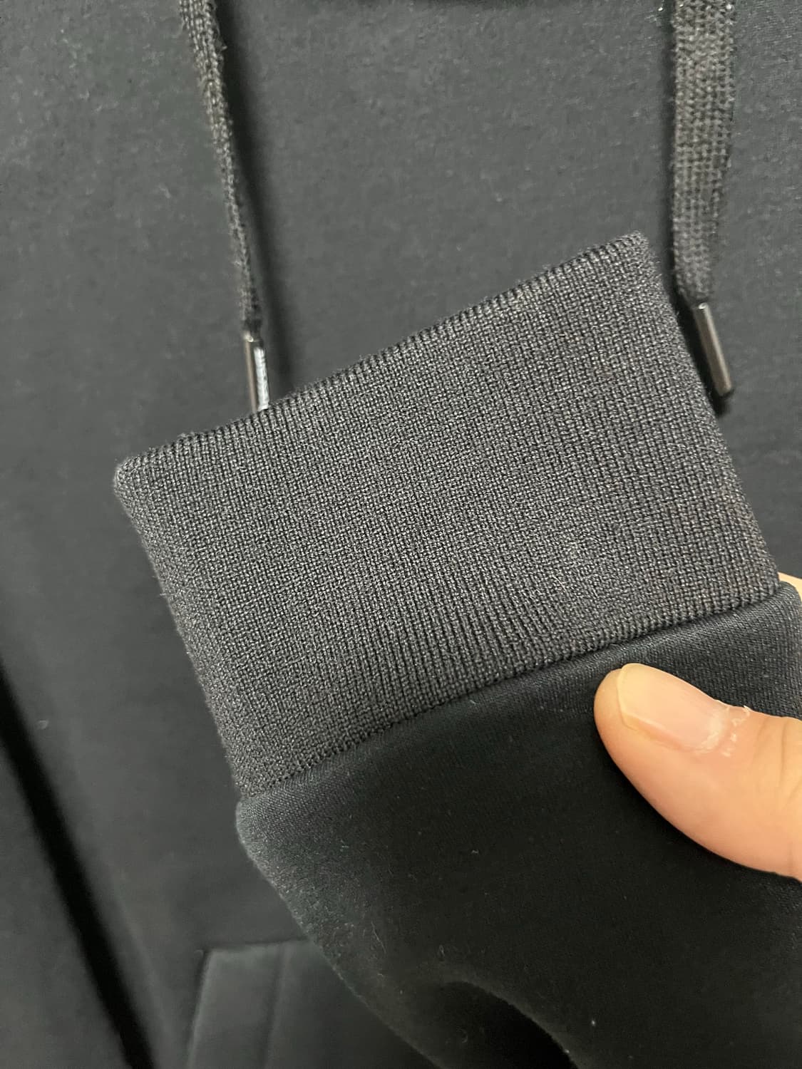 데상트 블랙 기모 후드티 상품이미지4