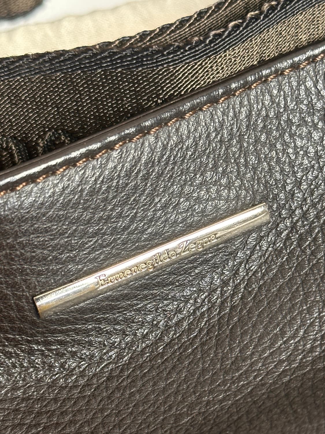 에르메네질도 제냐 페블레더 크로스백 – 이탈리안 모던 클래식 상품이미지8