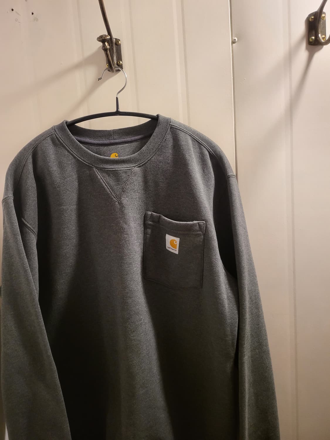 [100]칼하트 포켓 맨투맨 차콜 M 상품이미지2