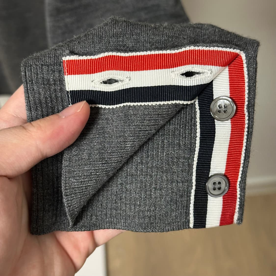 [4] 톰브라운 사선완장 메리노 울 니트 그레이 상품이미지9