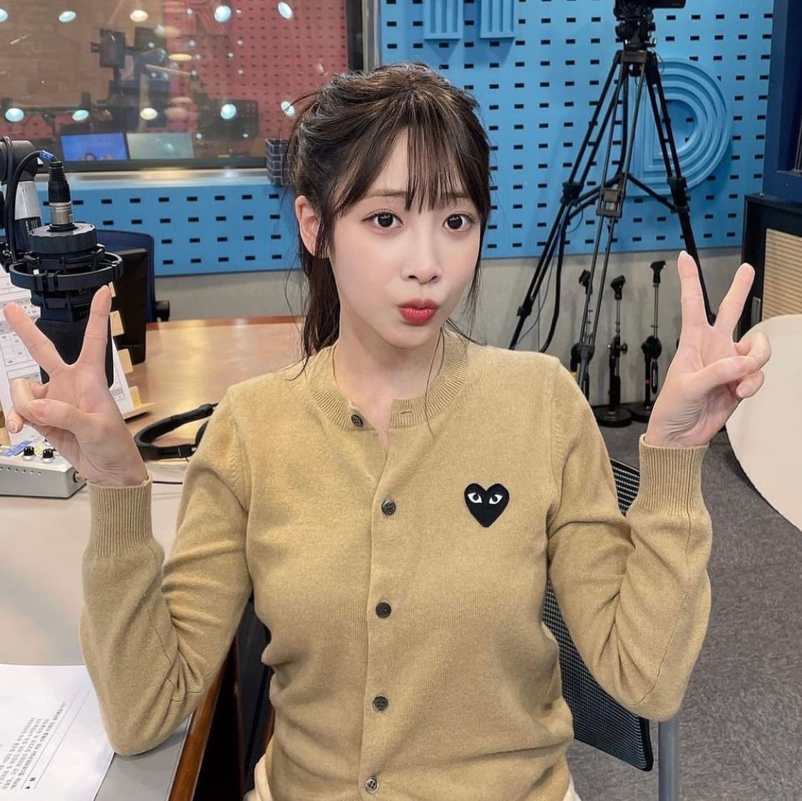 [s] 꼼데가르송 블랙 하트 와펜 가디건 베이지 상품이미지2