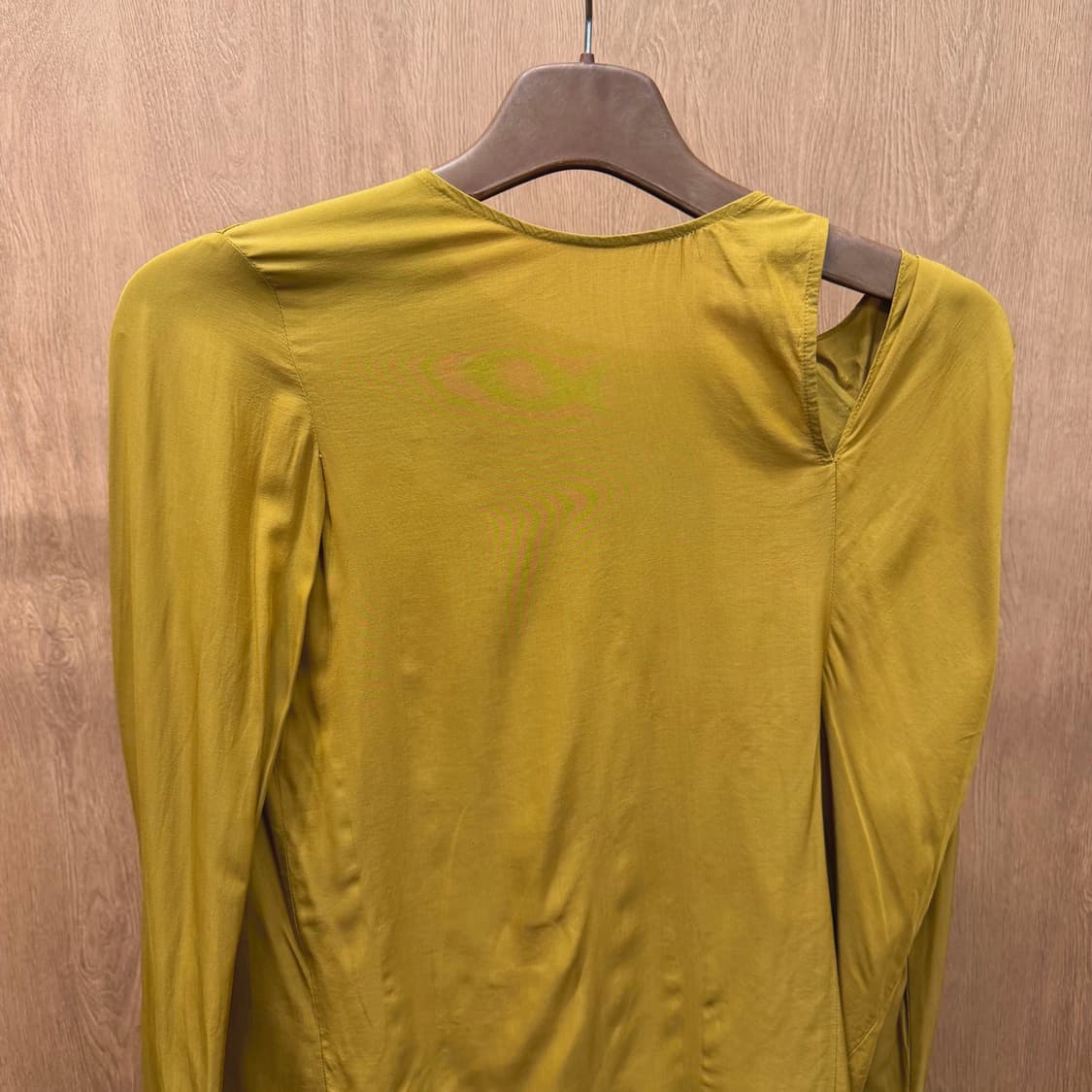 더캐시미어 언밸런스 원숄더 드레이프 슬리브 블라우스 루즈핏 머스타드 상품이미지4