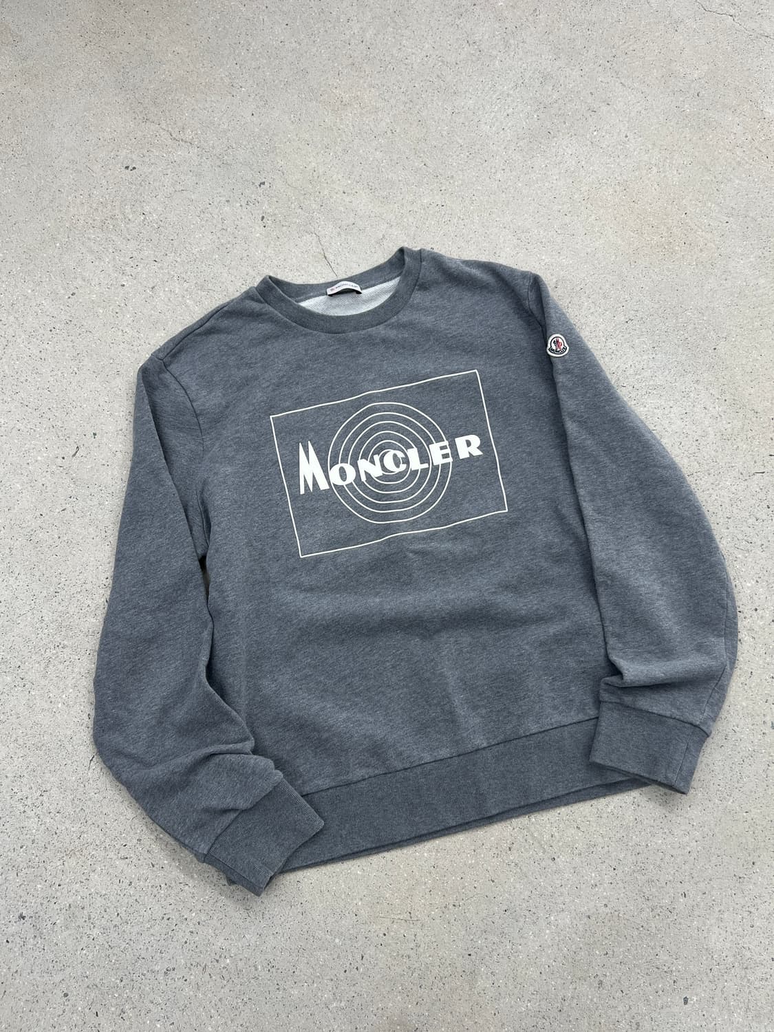 몽클레어 와펜 빅로고 그레이 맨투맨 상품이미지3