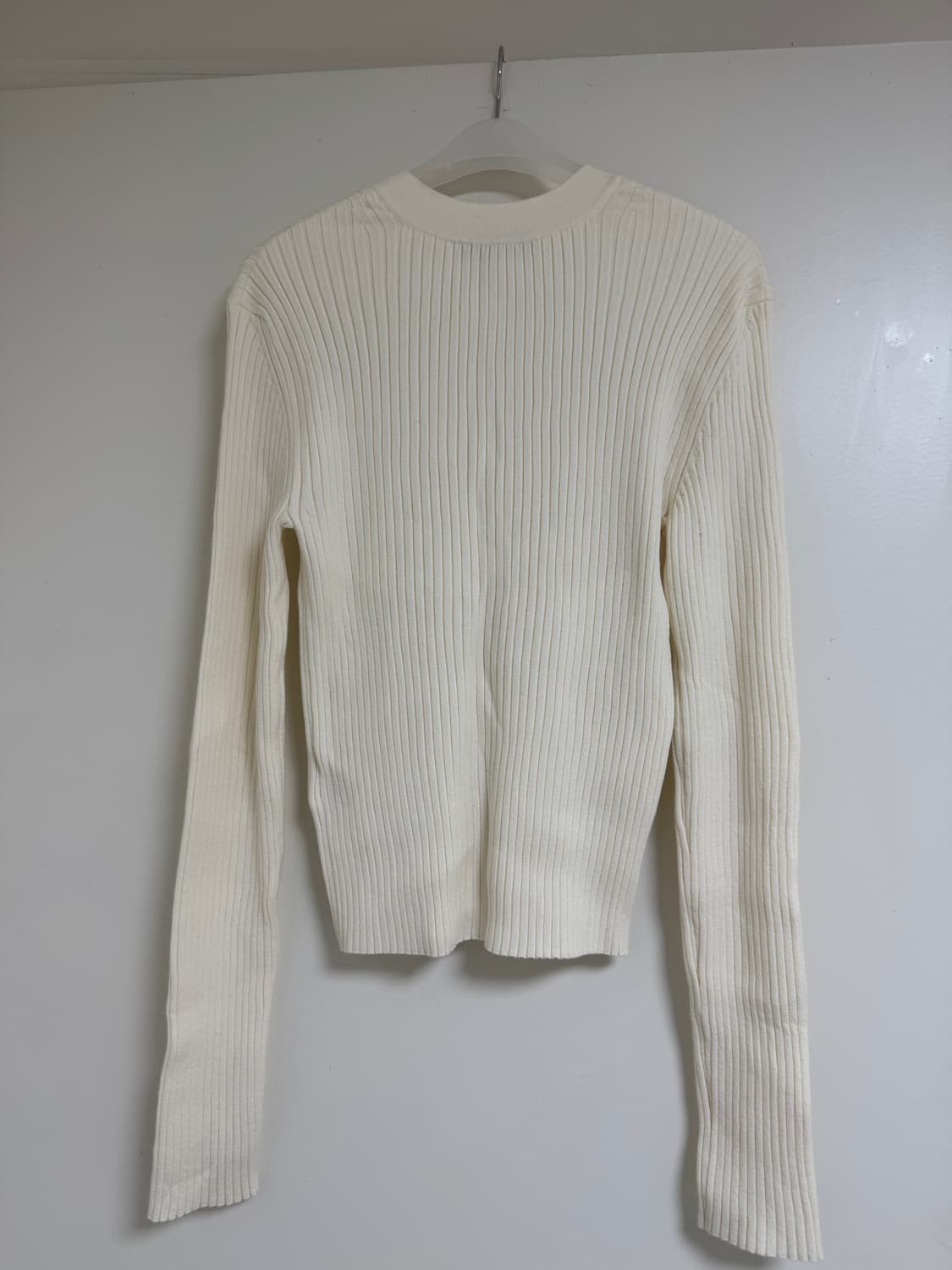 이안조 DEEP HENLEY NECK RIBBED KNIT (IVORY) 상품이미지3