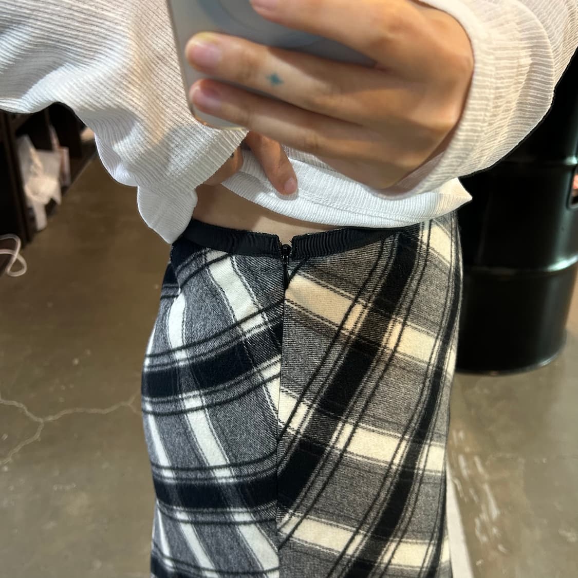 블랙 체크 울 미디 스커트 상품이미지3