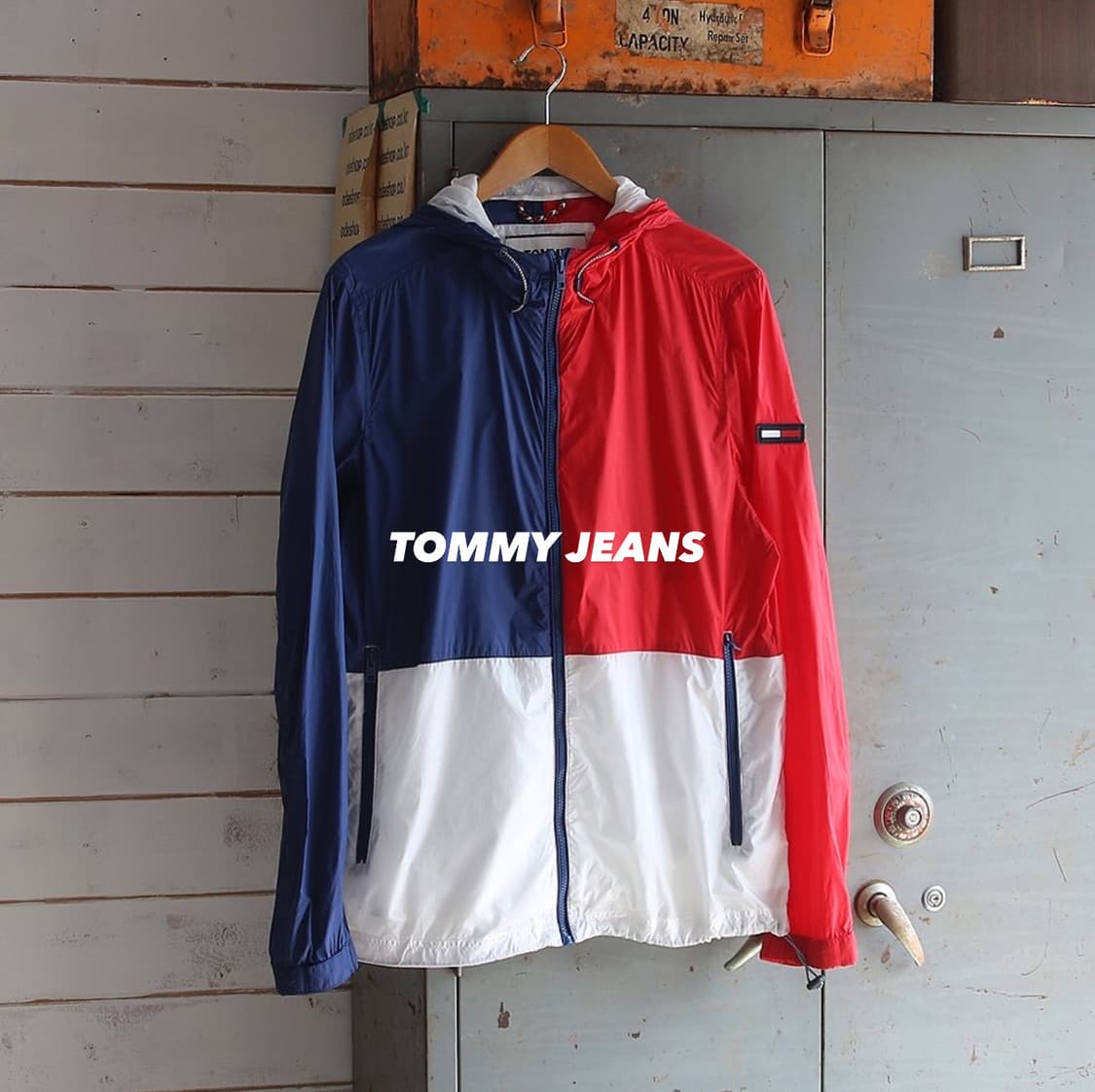 (착용컷) TOMMY JEANS 바람막이 후드 자켓 상품이미지1