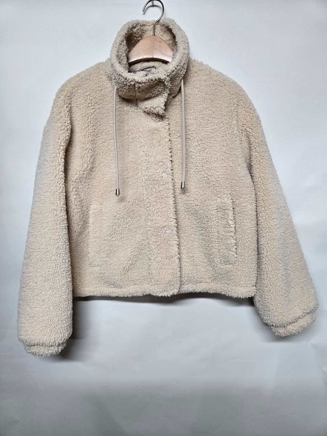 8세컨즈 하이넥 베이지 뽀글이 숏 자켓 M 상품이미지1