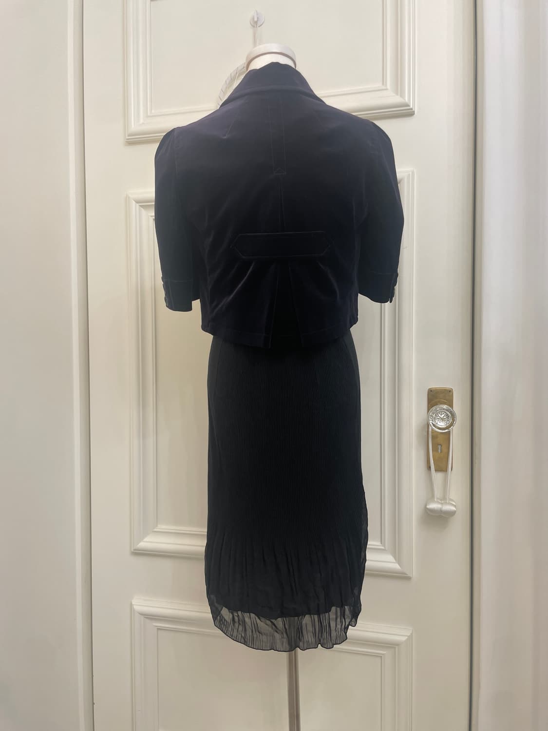 black cotton pleats point v-neck opc 상품이미지10