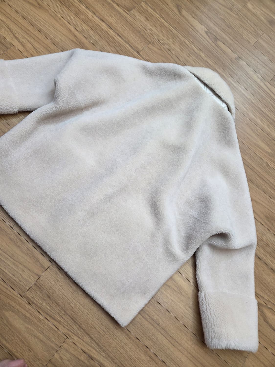칼 라거펠트 아이보리색 뽀글이 자켓 55사이즈입니다. 뽀글이 소재로 되어 상품이미지3