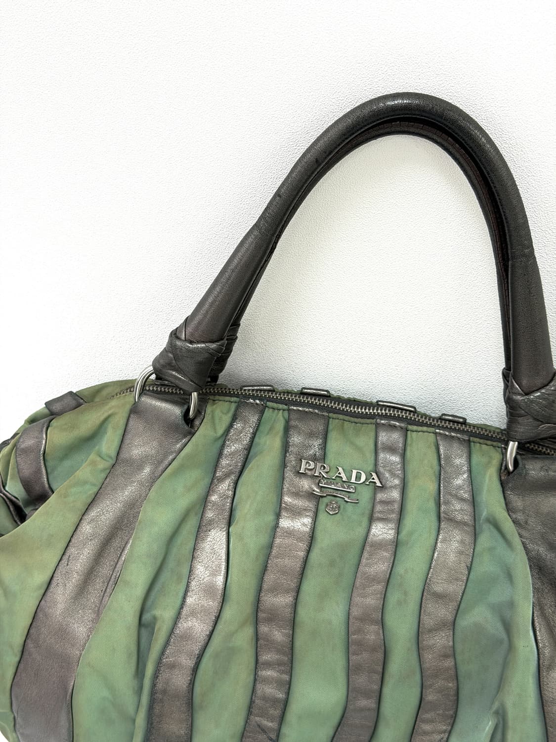 프라다 메탈릭 레더 & 나일론 스트라이프 토트백 상품이미지3