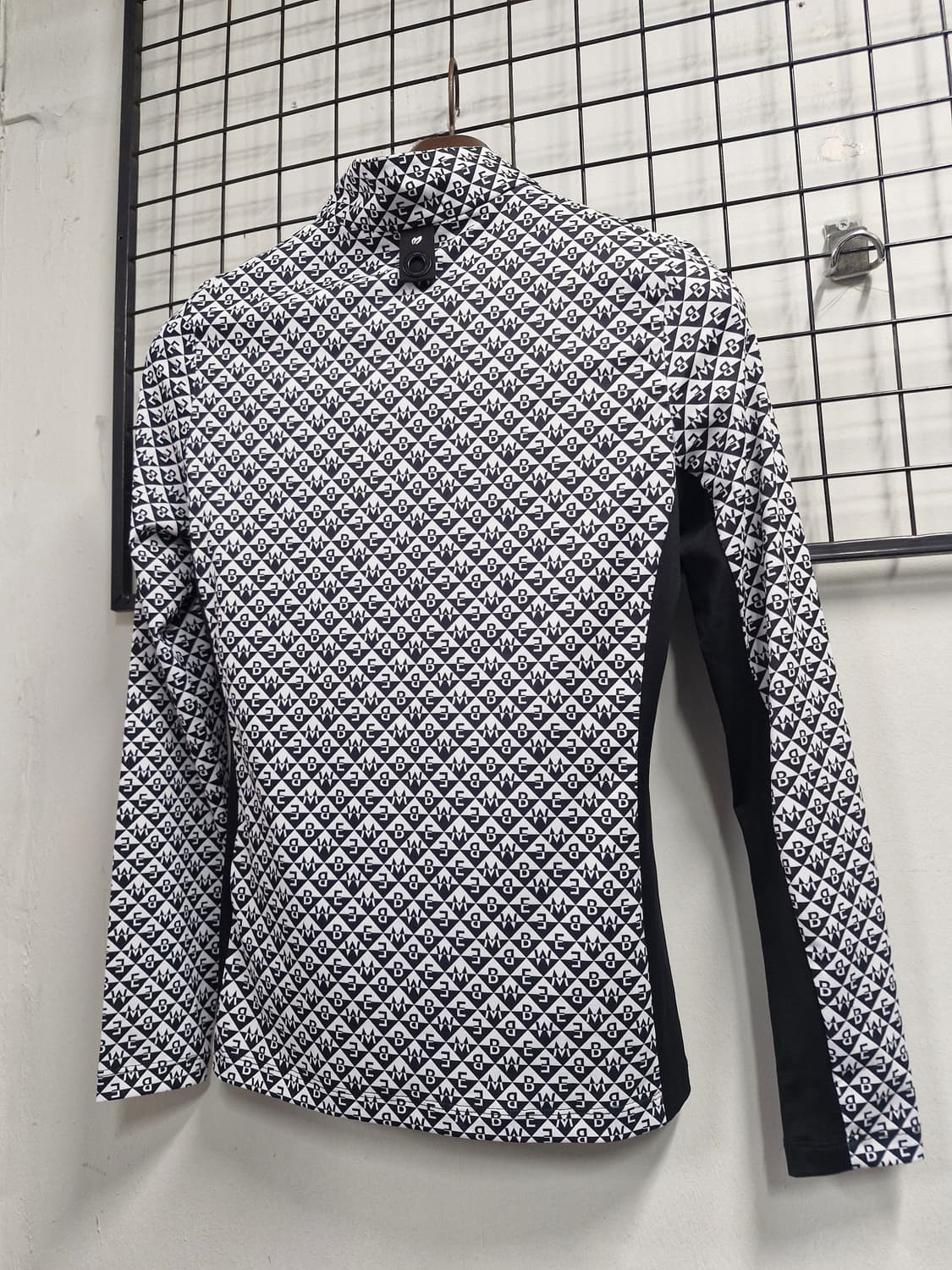 90S/55 마스터바니에디션 기능성 반집업 긴팔티. 상품이미지8