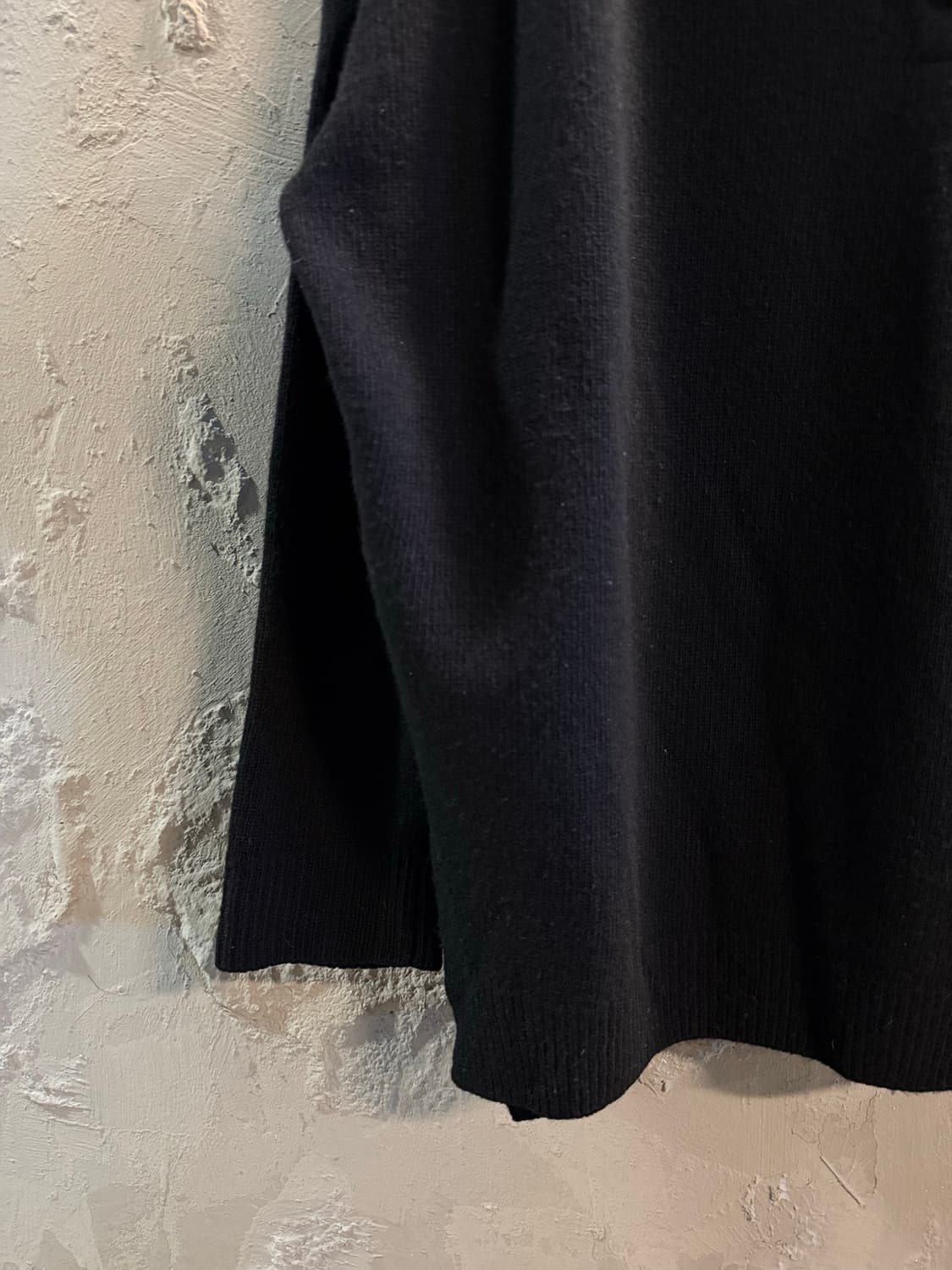 ONE 시슬리 SISLEY 버튼 디테일 브이넥 루즈 니트 블랙 상품이미지2