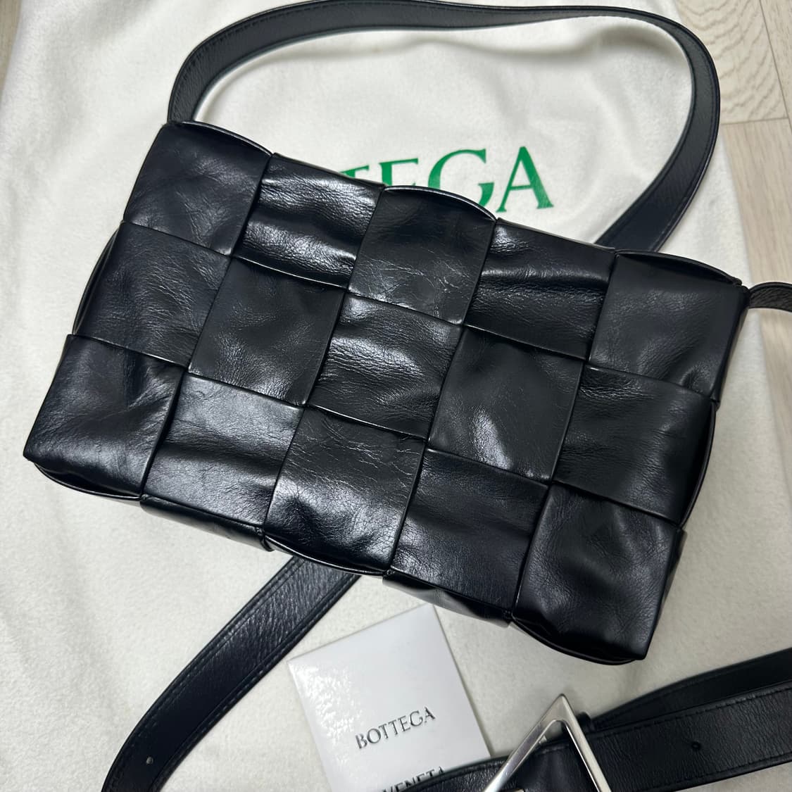 보테가베네타 카세트백 블랙 신세계 정품 상품이미지2