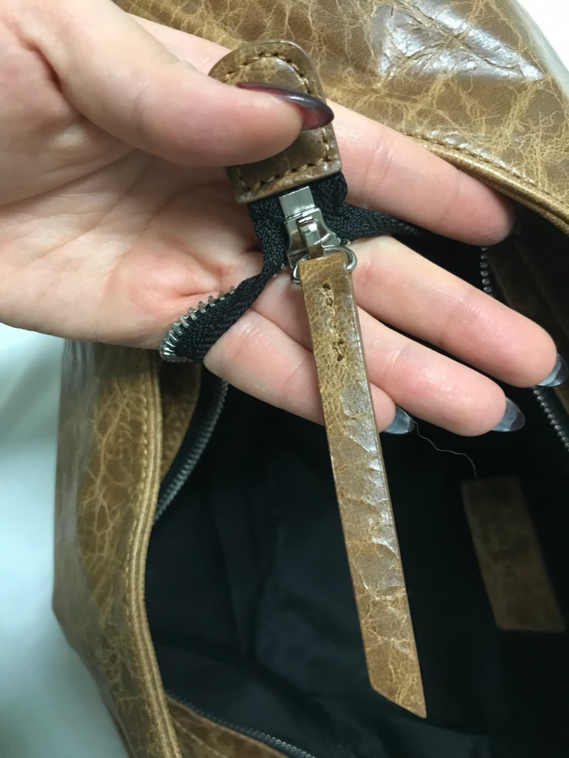 쿠어 하프 문 크로스 레더 토트백 (카멜) 상품이미지4