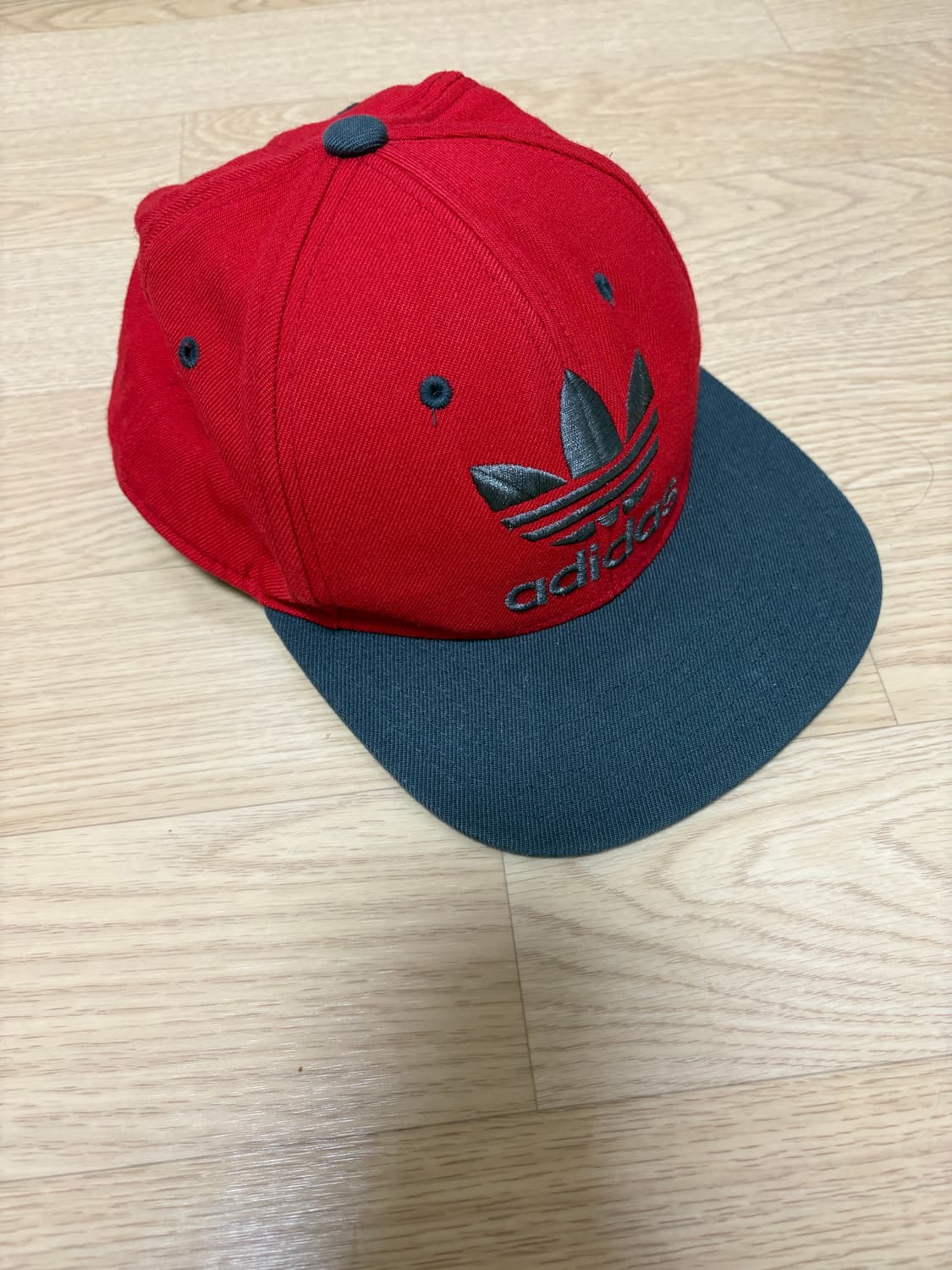 하와이에서 온 아디다스 스냅백 모자 (레드/그레이/그린 배색) 상품이미지1