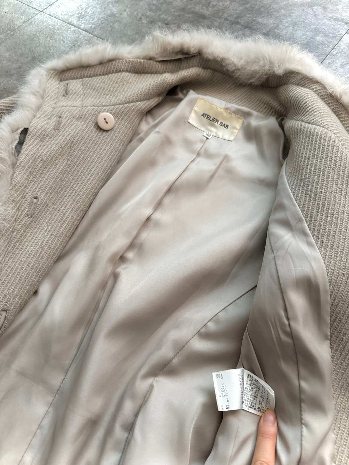 래빗 퍼 트림 벨티드 울 코트 상품이미지4