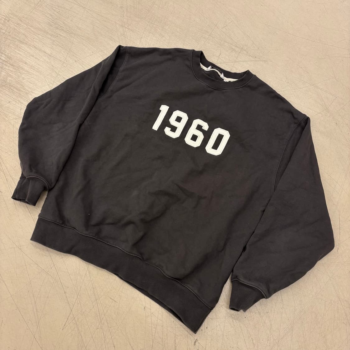 유니폼 브릿지 1960 로고 맨투맨 상품이미지1