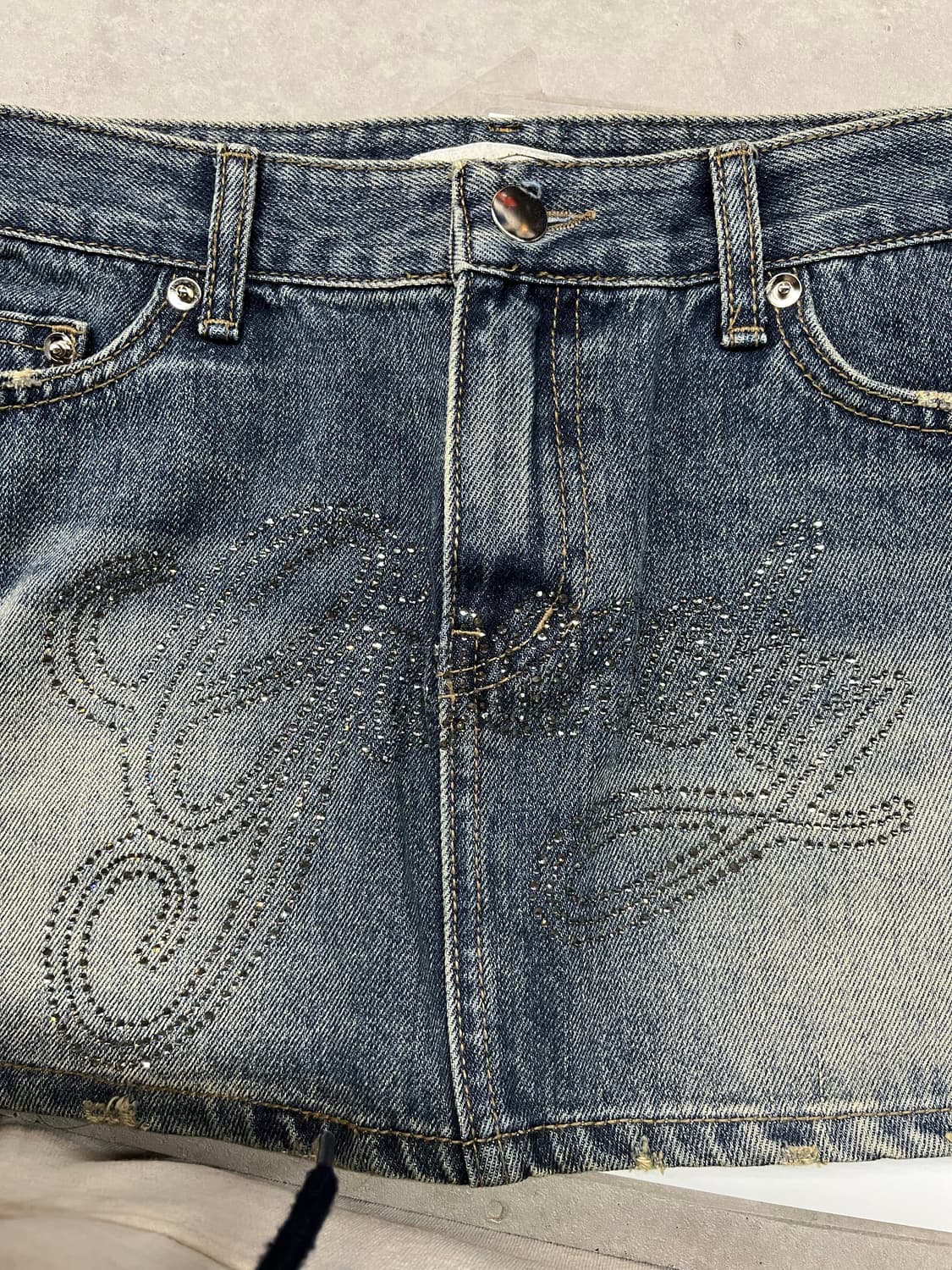 게스 자켓 아일렛 벨벳 롱슬리브 큐빅 데미지 미니 스커트 코디 상품이미지7