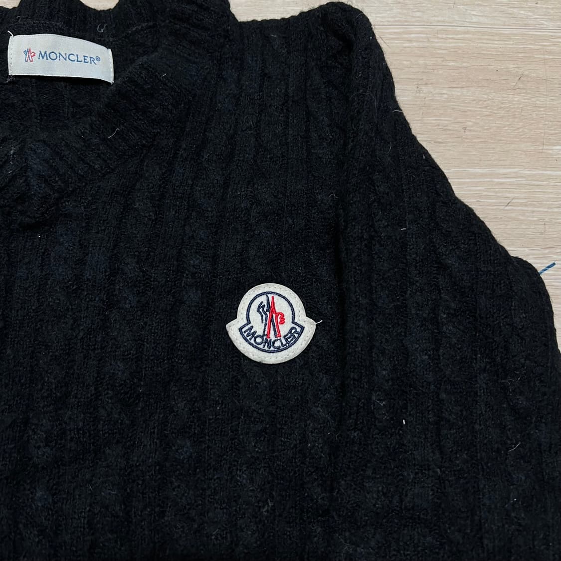 몽클레어 여성 시그니처 와펜 꽈배기 케이블 니트 원피스 [블랙] 1사이즈 상품이미지4