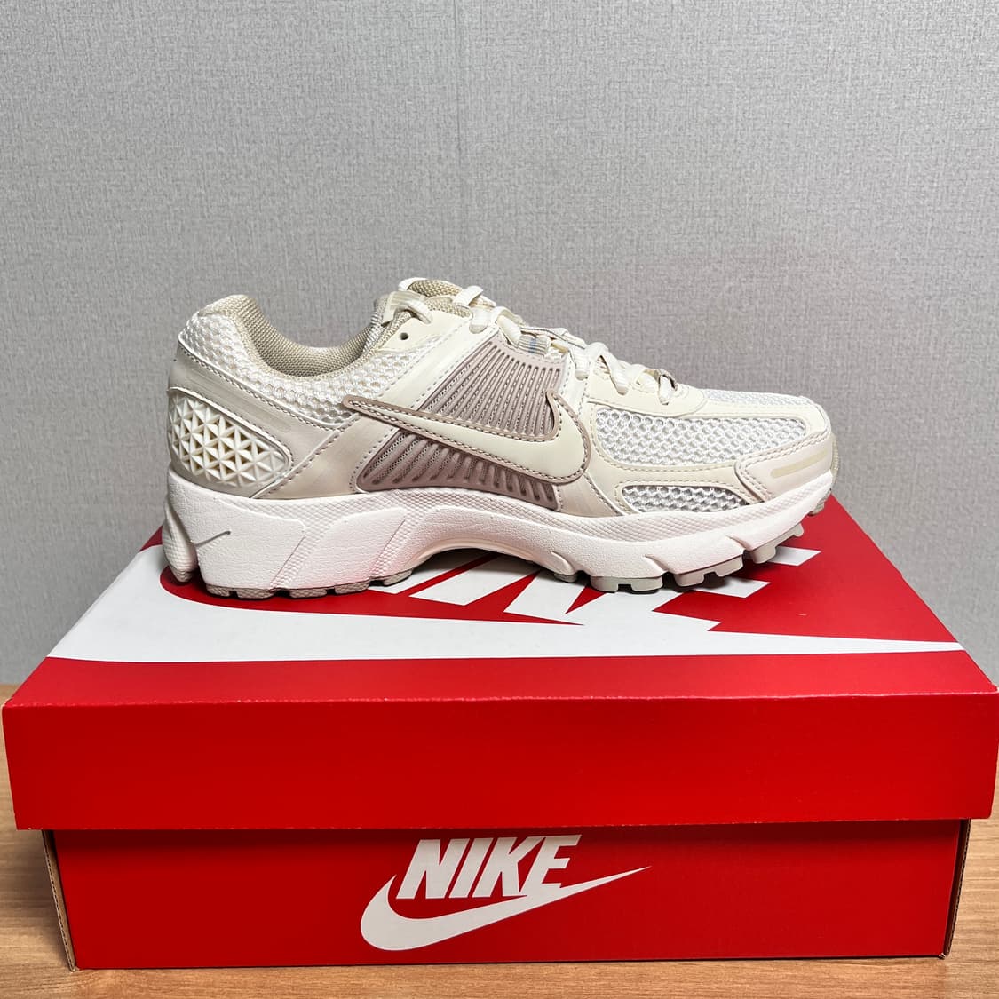 [새상품/235] 나이키 줌 보메로 5 페일 아이보리 샌드드리프트 상품이미지8