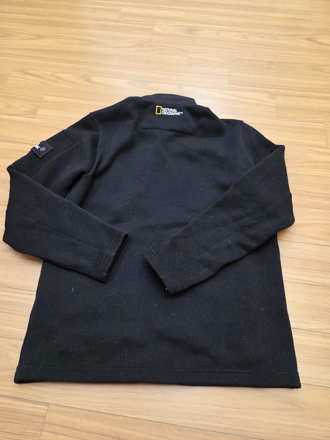 내셔널지오그래픽 남성 니트 풀집업 자켓입니다. 검정색상으로, 무난하게 코 상품이미지3
