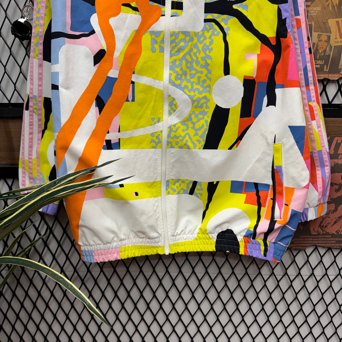 아디다스 트랙 바람막이 전후면 러브 유나이트 프린팅 포인트 화이트 상품이미지4